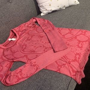 Lululemon Base Layer - red snake print sz 4